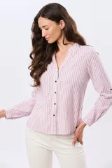 Camisa rayada de manga larga con cuello mao y cierre frontal de botones. Confeccionada en mezcla de lino y algodón.
