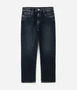 Pantalón de jean con corte recto, tiro medio y diseño de cinco bolsillos. Confeccionado en denim de algodón con un toque de elastano, presenta un lavado clásico y cierre frontal con botón y cremallera.