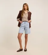 Bermuda regular de jeans celeste con cintura alta, bolsillos delanteros y traseros, cierre con botón y cremallera.