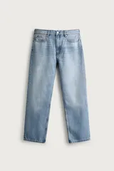 Pantalón de jean corte slim fit con efecto lavado, cinco bolsillos, cierre frontal con cremallera y botón.