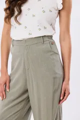 Pantalón de lino y viscosa color beige, de pierna amplia, corte recto y media cintura elastizada con presillas.