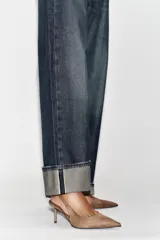 Zapato destalonado de tacón medio fino, con diseño en punta y tira trasera elástica.