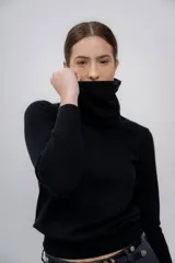 Cuello tipo polera confeccionado en cashmere negro.