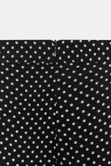 Pantalón de tiro medio con pierna ancha, confeccionado en viscosa con estampado de lunares. Presenta detalle de pliegues, forro corto interior y cierre con cremallera en la espalda.