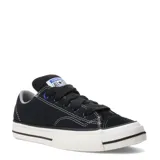 Championes Converse Chuck Taylor de corte bajo, color negro con costuras blancas contrastantes. Presentan ojales superiores en azul y suela de goma blanca con doble línea negra.