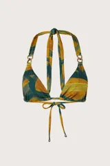 Top de bikini triangular con estampado abstracto en tonos verde y mostaza, con tirantes anudados al cuello y a la espalda, y argollas metálicas doradas en las uniones de los breteles.