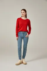 Pantalón de jean azul de corte skinny y tiro medio, con bolsillos delanteros y traseros.