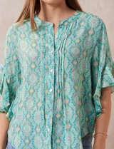 Blusa de gasa estampada marca Ruby Rd, con cuello a la base, abertura central con botones y mangas cortas amplias con volados.