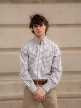Camisa de corte clásico con estampado de cuadros en tonos rosados y celestes, con cuello abotonado, manga larga y bolsillo frontal con detalle bordado.
