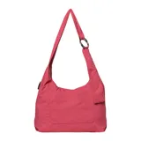Bolso tipo hobo color rosado, con correa de hombro ajustable y bolsillo externo.