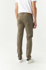 Pantalón de gabardina color verde oliva, de corte slim fit, con cinco bolsillos y logo bordado en el bolsillo trasero.