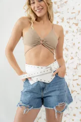 Short de jean celeste con lavado artesanal, corte extra wide, tiro alto y roturas en las piernas.