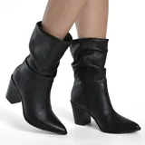 Bota de caña media con diseño slouchy, confeccionada en cuero color beige. Presenta punta fina y un taco cuadrado de madera en tono marrón.