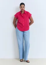 Camisa sin mangas de lyocell color fucsia, con cuello camisero y cierre frontal de botones.