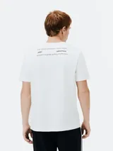 Camiseta blanca de manga corta con cuello redondo y un pequeño estampado tipográfico en el pecho izquierdo que dice "simple choices greater lasting impact".