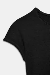 Camiseta cropped de manga corta y cuello redondo, de corte ajustado y color negro.