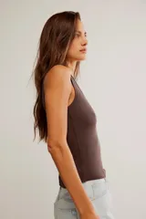 Musculosa blanca de algodón elastizado, de corte entallado, con escote en V y diseño de canalé.