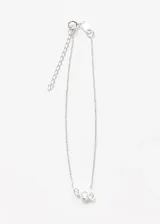 Pulsera de plata 925 con cadena fina y tres dijes circulares con circonias engarzadas. Incluye cadena de extensión.