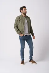 Campera bomber negra con cuello alto, cierre frontal y puños elásticos. Diseño minimalista y corte ajustado.