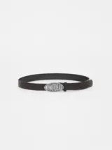 Cinturón de cuero vacuno liso en color negro, de 3 cm de ancho. Cuenta con una hebilla metálica ovalada de efecto desgastado con el logo de la marca en relieve, pasador de cuero y múltiples orificios para regulación.