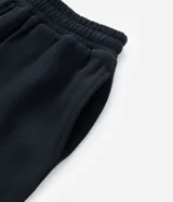 Pantalón jogger de corte holgado, confeccionado en tejido fleece color beige. Presenta cintura elástica, bolsillos laterales y puños ajustados en el bajo.