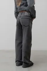 Pantalón de jean de corte recto y tiro medio, en color azul oscuro con costuras a contratono.