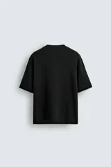 Camiseta de punto con corte boxy fit, cuello redondo y manga corta. Presenta un acabado con efecto lavado.