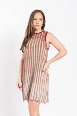 Vestido corto de punto con brillo y diseño de rayas verticales en tonos beige y marrón, sin mangas, con escote redondo y ribetes en color rojo.