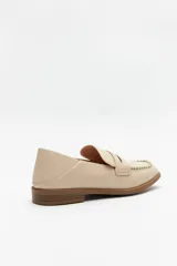 Mocasín de cuero sintético negro con punta cuadrada, detalle de costuras visibles en la capellada y taco bajo.