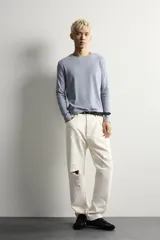 Camiseta de manga larga con cuello redondo, confeccionada en tejido con estructura de canalé y corte relajado.