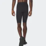 Short deportivo de compresión 2XU Light Speed, color negro, con diseño ajustado y tecnología Muscle Containment Stamping (MCS) en el muslo derecho en tono gris.