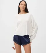 Blusa de pijama de mujer Lov, confeccionada en punto color blanco, con cuello redondo amplio, manga larga y caída suelta con bajo recto.