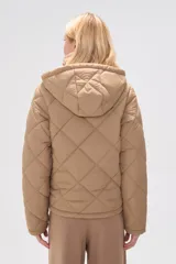 Campera acolchada de color negro con diseño de rombos, manga larga, capucha ajustable con cordones y cierre frontal con botones a presión.