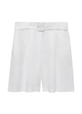 Short de tiro medio confeccionado en lino, con diseño recto, cierre frontal con botón, gancho y cremallera ocultos, y cinturón ajustable con hebilla forrada en el mismo tejido.