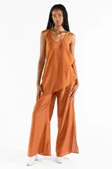 Pantalón ancho color terracota de tencel, con pretina elástica y aberturas laterales en las pantorrillas.