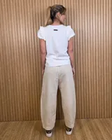 Pantalón de lino color marrón con corte barrel, tiro medio, cintura elástica con cordón de ajuste y bolsillos laterales.