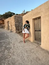 Sweater artesanal tejido a mano en crochet de 100% algodón, con diseño a rayas en tonos verde, negro, blanco y gris, de manga larga y corte recto.