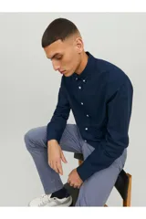 Camisa de manga larga azul marino, con cuello abotonado, cierre con botones blancos y bolsillo de parche en el pecho. Corte slim fit. Marca Jack & Jones.