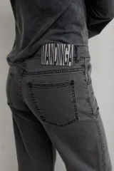 Pantalón de jean negro de corte recto y tiro medio, con cierre frontal de botón y cremallera, y bolsillos laterales y traseros.