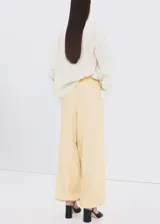 Pantalón largo color amarillo claro, de diseño balloon con cintura elástica de tiro medio y bajo con goma elástica.
