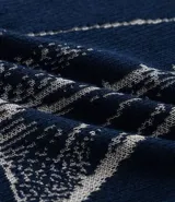 Remera azul marino de viscosa con cuello redondo y mangas cortas. Presenta un bordado con motivos marineros en el frente. Corte regular.