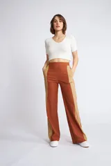 Pantalón de corte oxford con diseño bicolor, combinando paneles en color terracota y beige. Cuenta con bolsillos laterales y cintura alta.