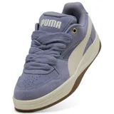 Championes urbanos Puma modelo Park Luna SD, confeccionados en gamuza color gris azulado con detalles en crema. Presentan cordones gruesos, suela de goma color caramelo y el logo de la marca en la lengüeta.
