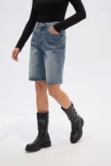 Bermuda de jean estilo boyfriend, color gris lavado, de tiro alto con bolsillos laterales y traseros, y largo a la rodilla.