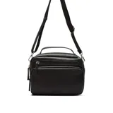 Cartera bandolera de cuero sintético color negro, con diseño rectangular, cierre superior, bolsillo frontal con cierre y manija superior. Incluye correa larga ajustable y extraíble para usar al hombro o cruzada.