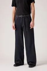 Pantalón de jean azul oscuro, de corte amplio y tiro alto.