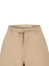 Pantalón largo color beige de tiro alto, corte wide leg con bolsillos frontales aplicados y cordón ajustable en la cintura.