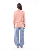 Remera manga larga color marrón con bolsillo pequeño en el pecho.