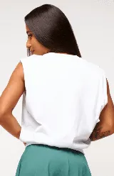 Musculosa blanca con cuello en V y logo bordado en el pecho.
