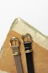 Cinturón marrón con hebilla dorada.